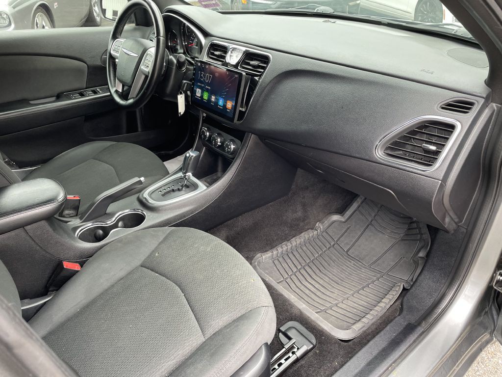 2011 Chrysler 200 Image 20