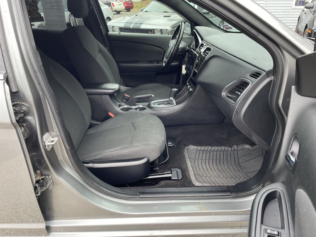 2011 Chrysler 200 Image 21