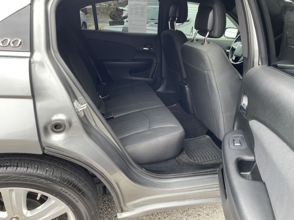 2011 Chrysler 200 Image 22