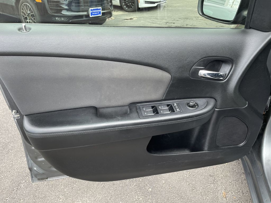 2011 Chrysler 200 Image 24