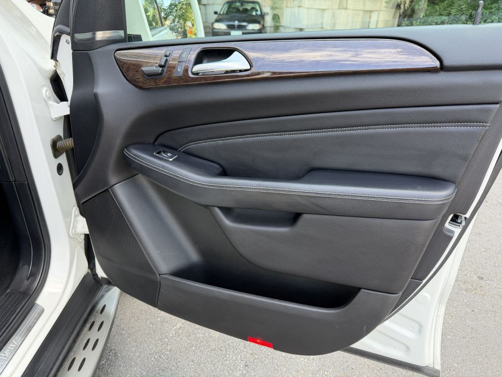 2012 Mercedes-Benz M-Class Image 26