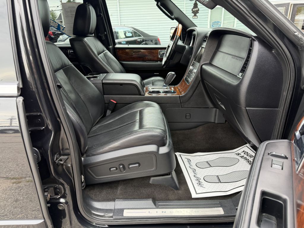 2015 Lincoln Navigator Image 24