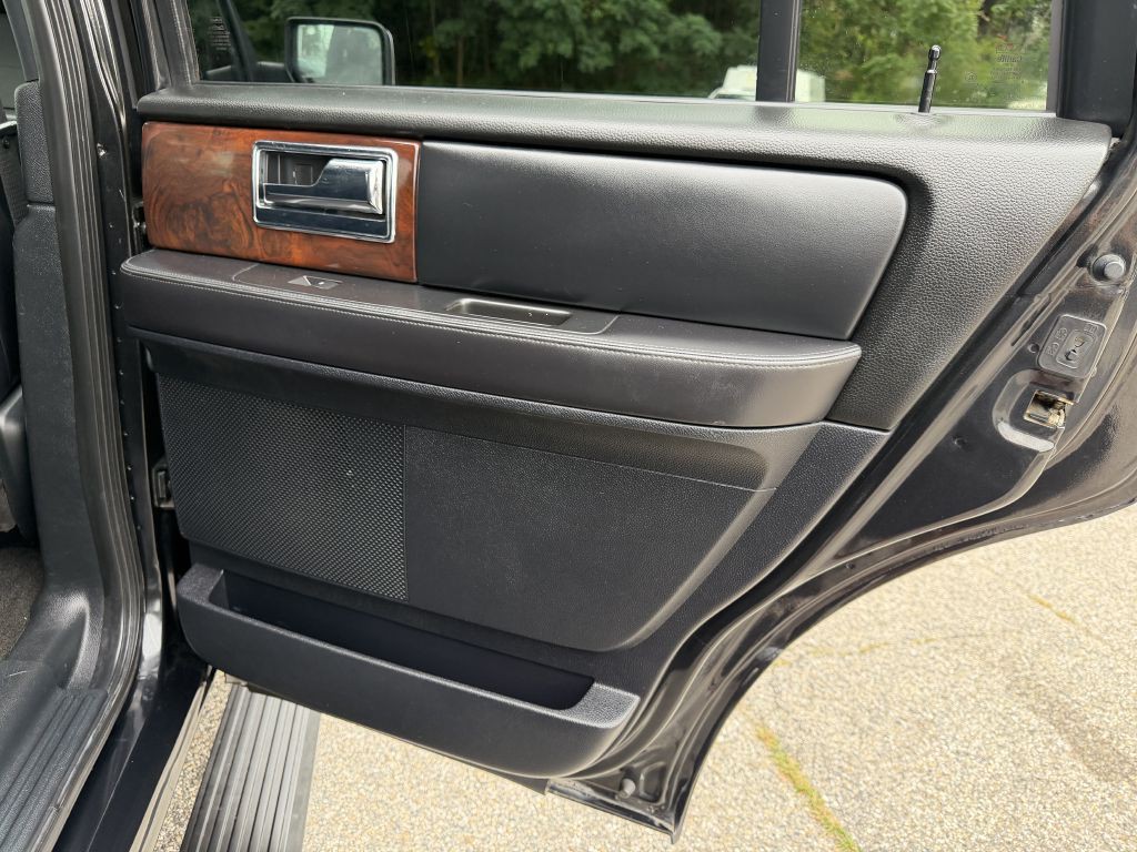 2015 Lincoln Navigator Image 30