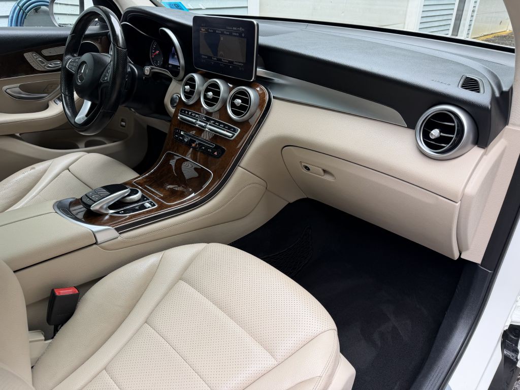 2016 Mercedes-Benz GLC-Class Image 24