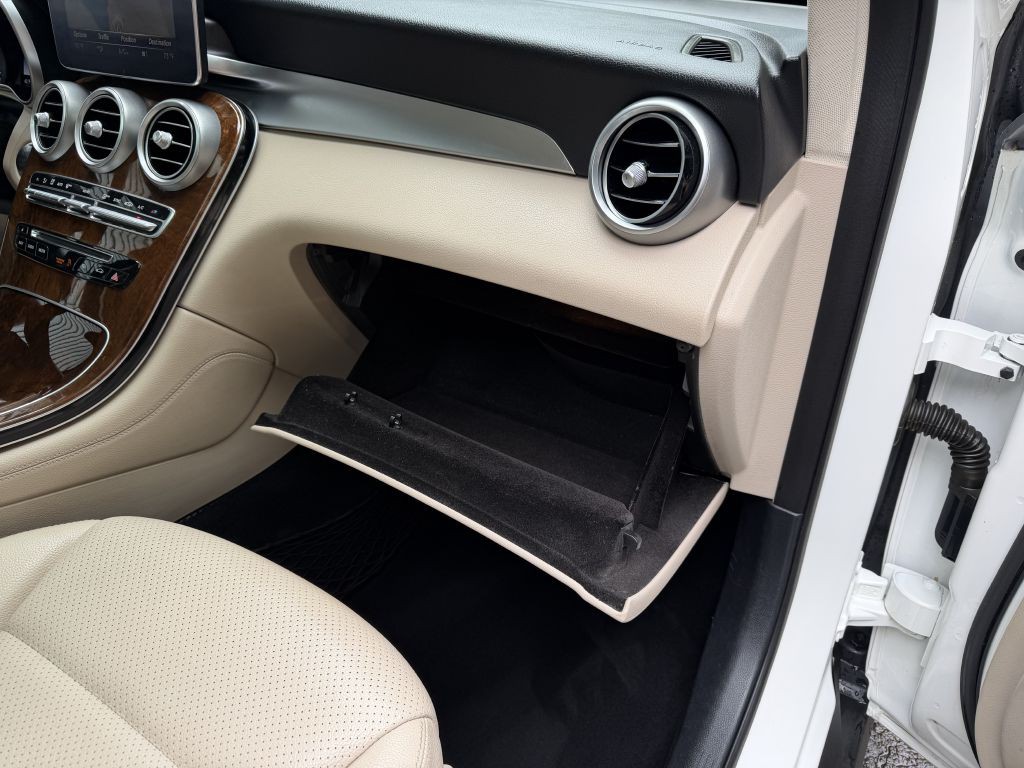 2016 Mercedes-Benz GLC-Class Image 28