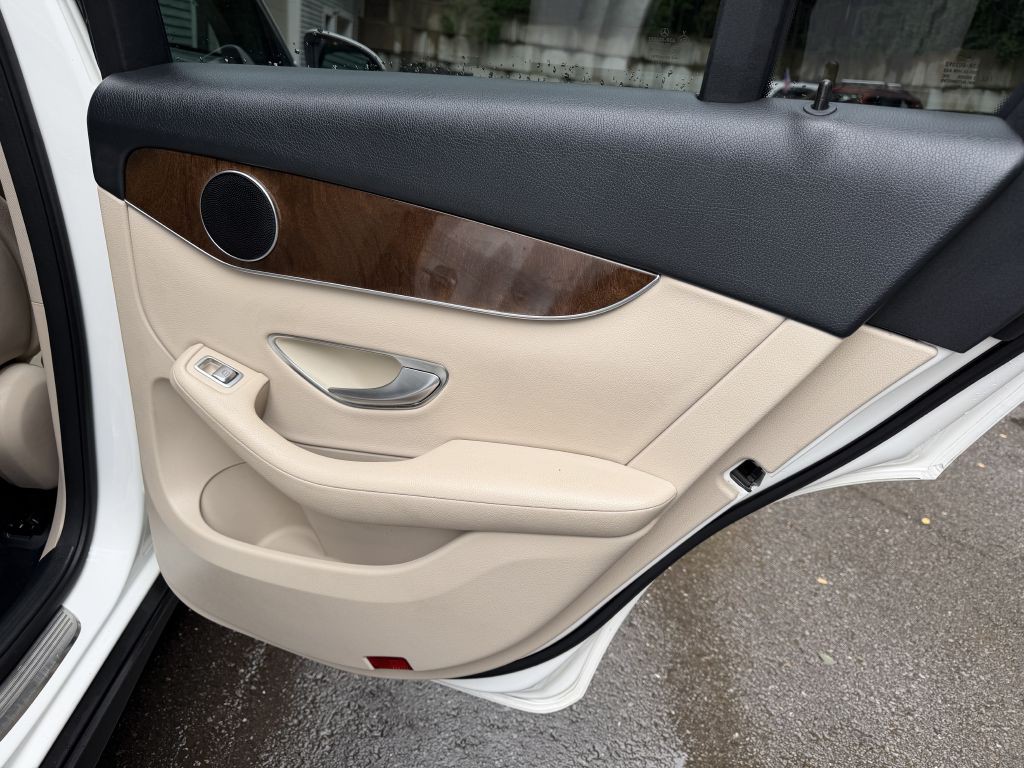 2016 Mercedes-Benz GLC-Class Image 30