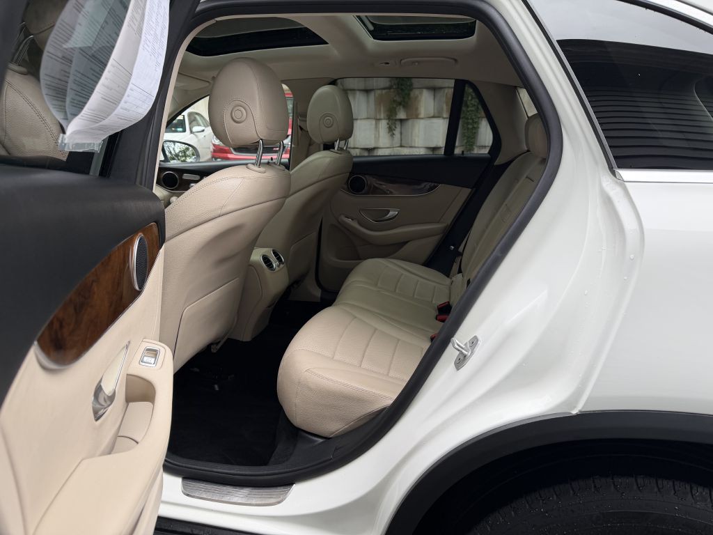 2016 Mercedes-Benz GLC-Class Image 32