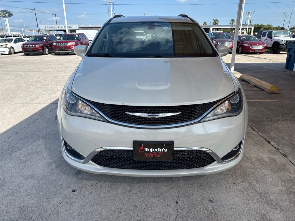 2017 Chrysler Pacifica Image 2