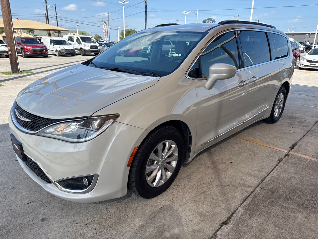 2017 Chrysler Pacifica Image 3