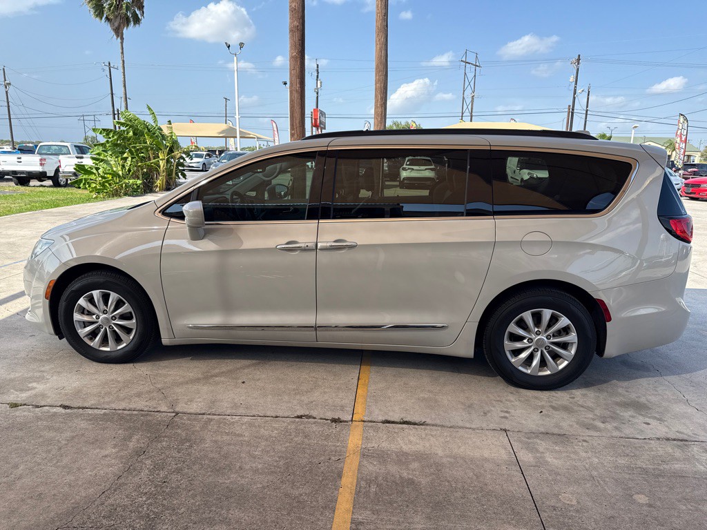 2017 Chrysler Pacifica Image 4