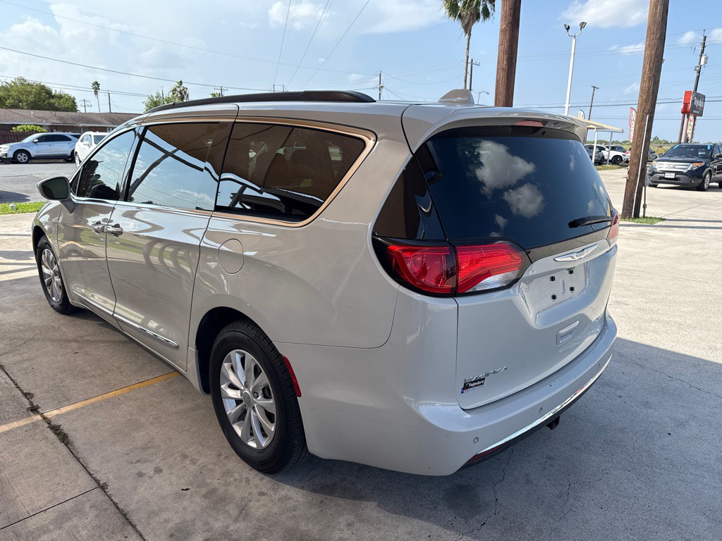 2017 Chrysler Pacifica Image 5
