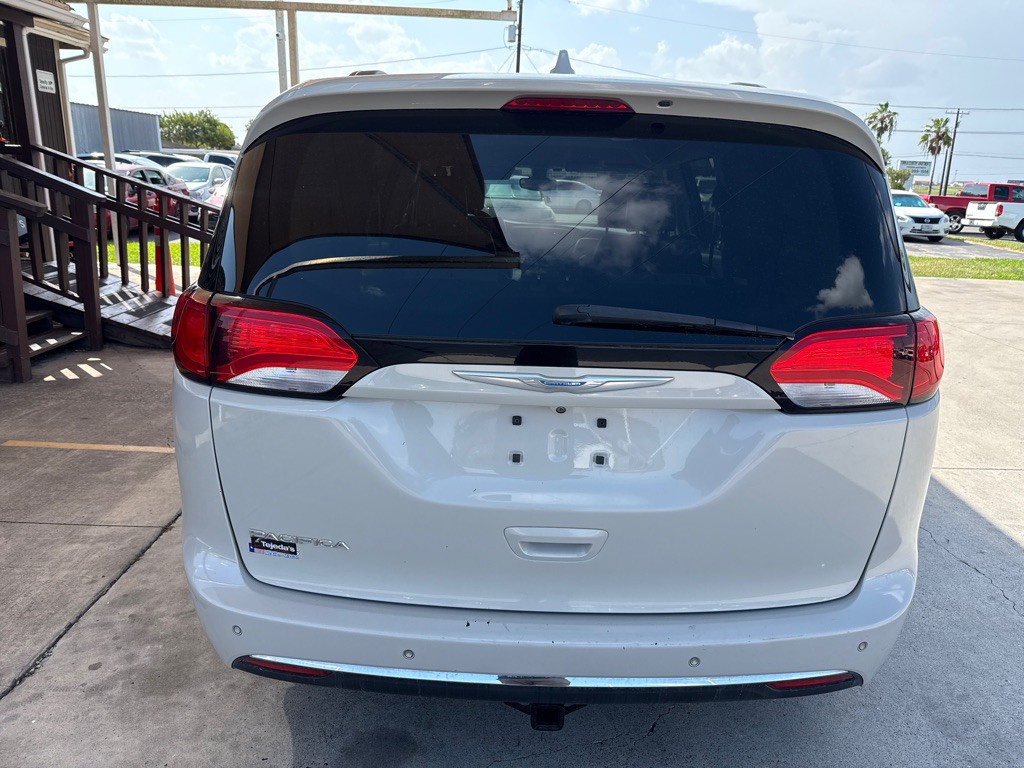 2017 Chrysler Pacifica Image 6