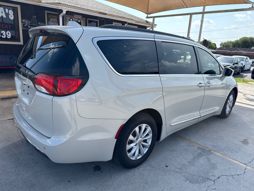 2017 Chrysler Pacifica Image 8