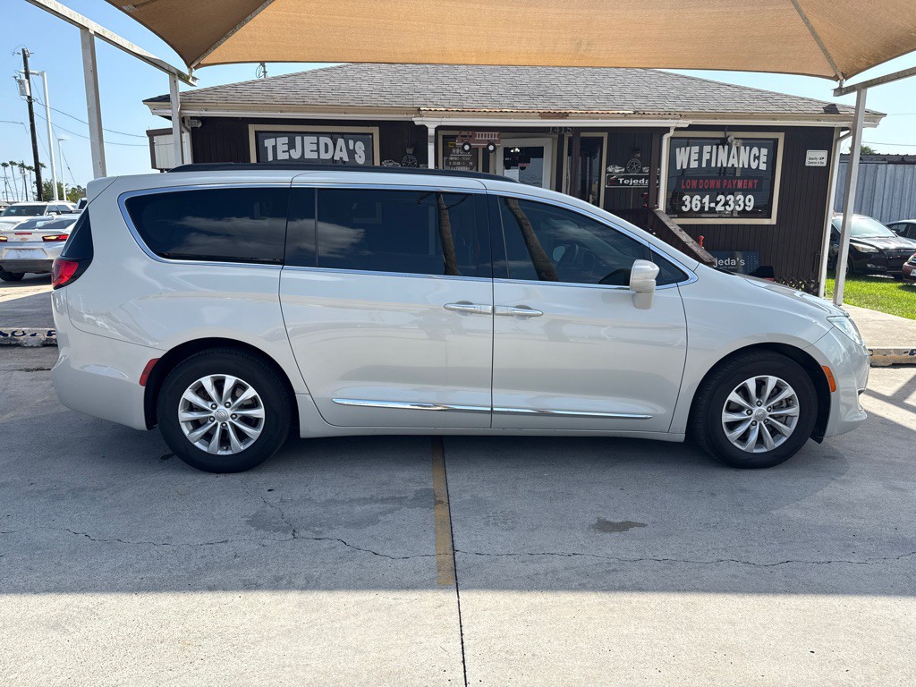 2017 Chrysler Pacifica Image 9