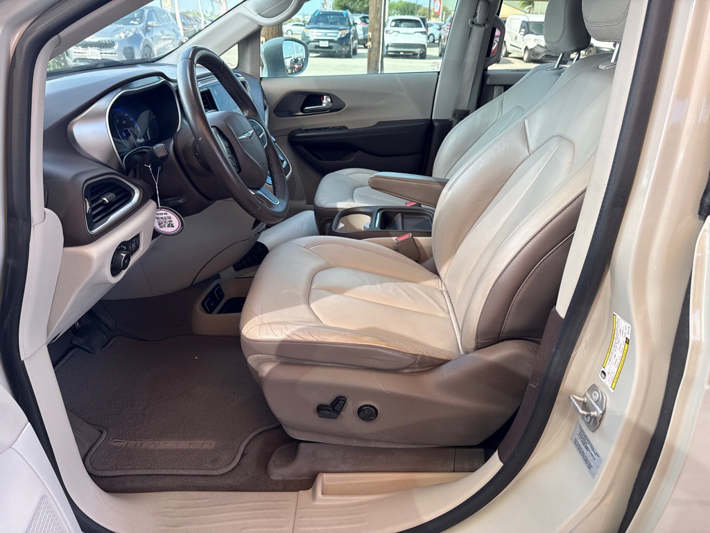 2017 Chrysler Pacifica Image 12
