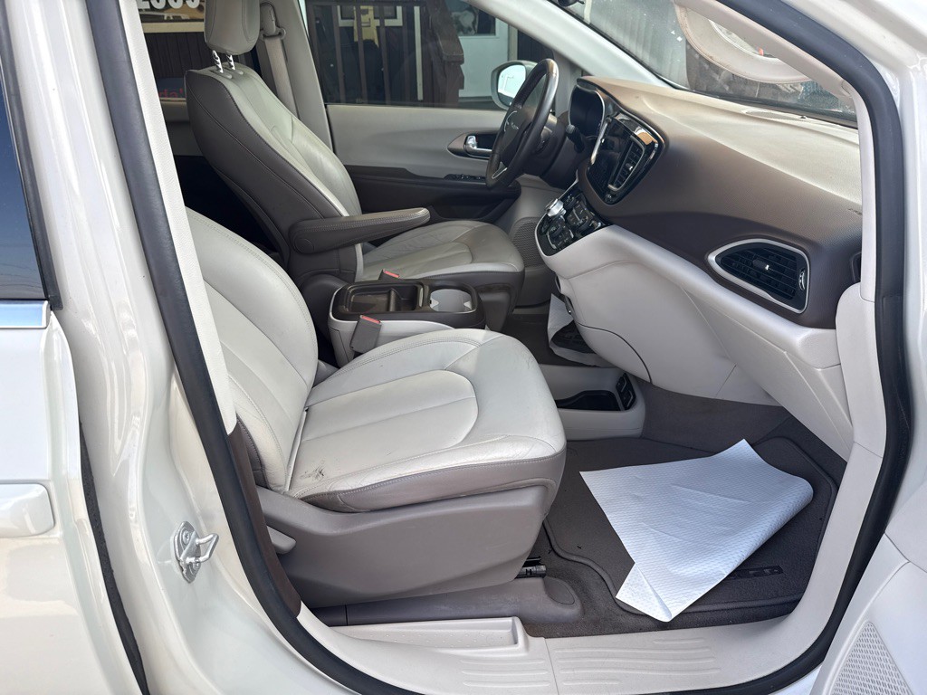 2017 Chrysler Pacifica Image 17
