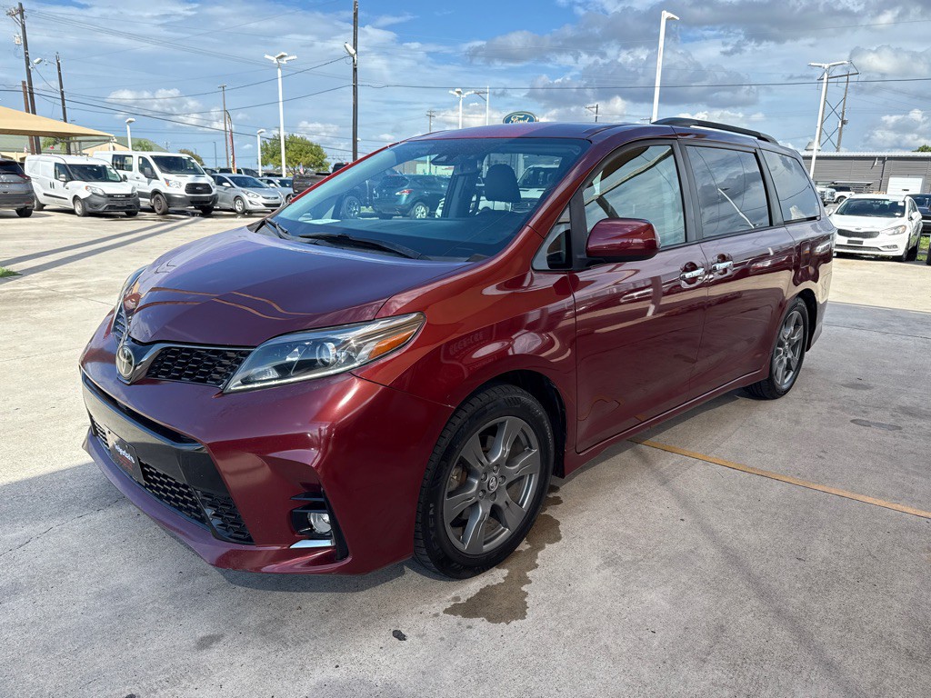 2018 Toyota Sienna Image 3
