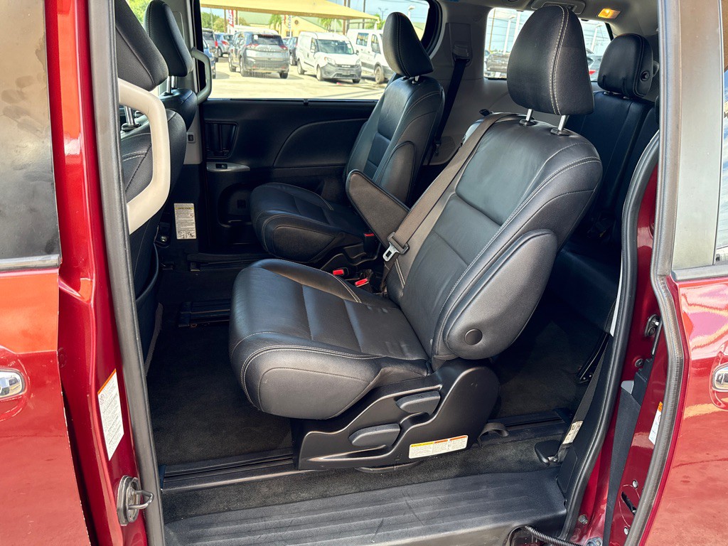 2018 Toyota Sienna Image 11