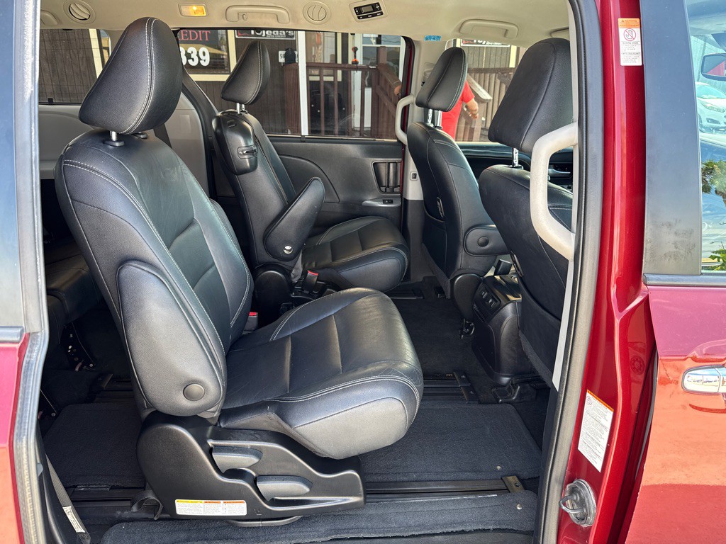 2018 Toyota Sienna Image 13