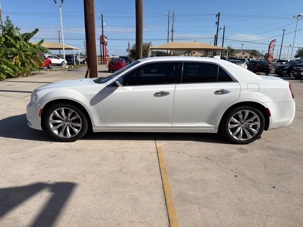 2018 Chrysler 300 Image 4