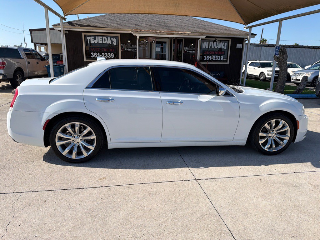 2018 Chrysler 300 Image 8