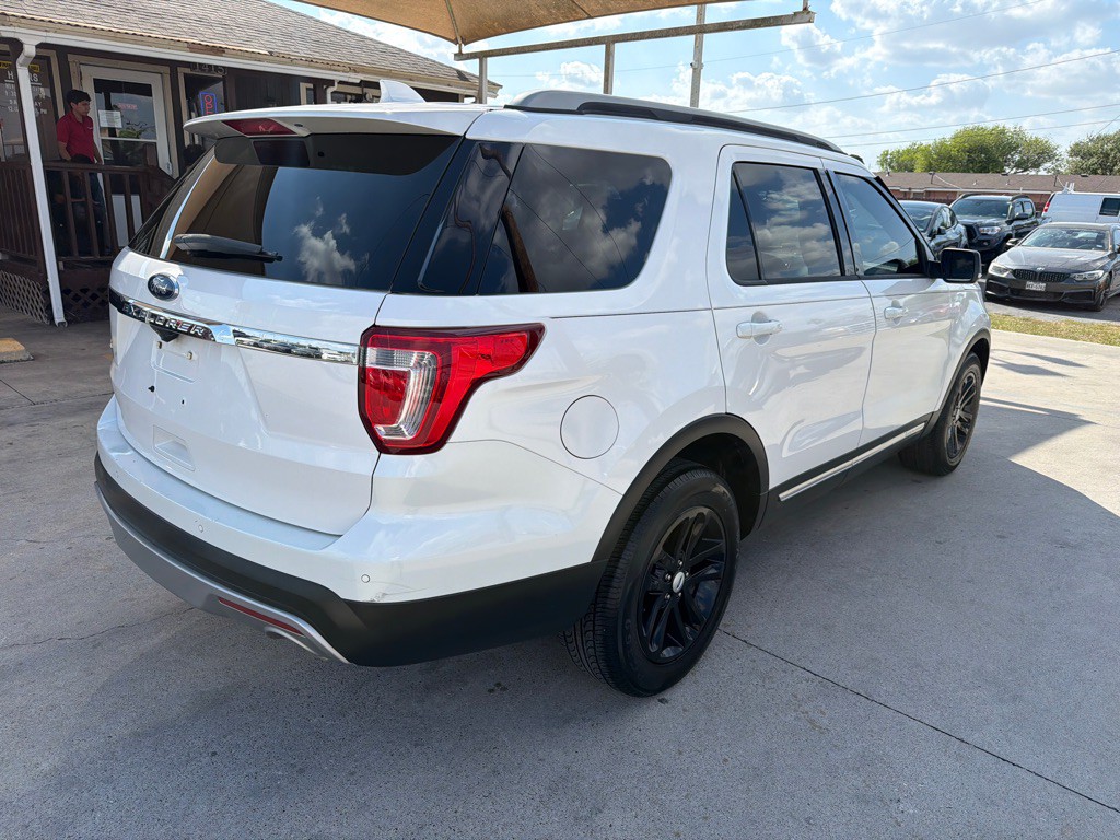 2017 Ford Explorer Image 8