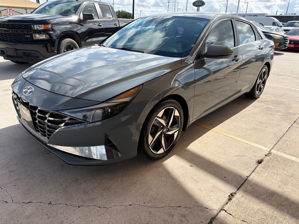 2022 Hyundai Elantra Image 3