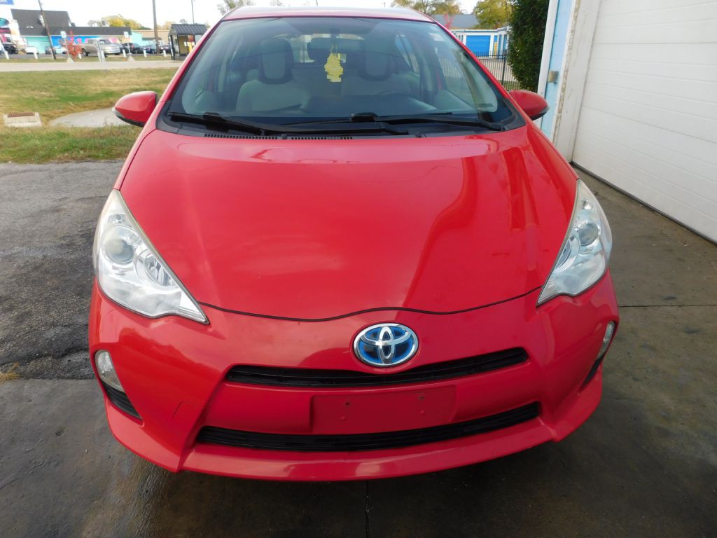 2014 Toyota Prius Image 2