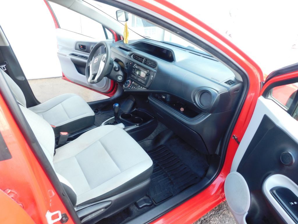 2014 Toyota Prius Image 13