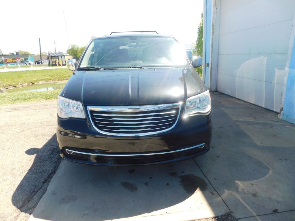 2011 Chrysler Town & Country Image 2