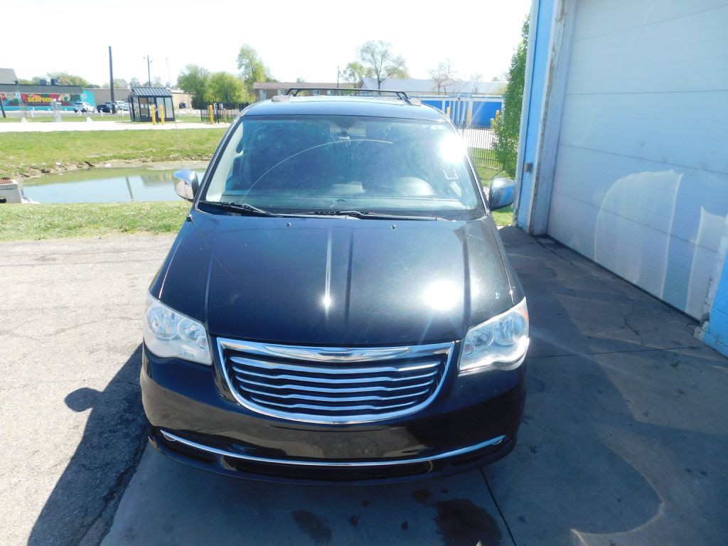 2011 Chrysler Town & Country Image 3