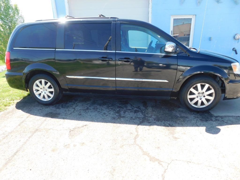 2011 Chrysler Town & Country Image 4