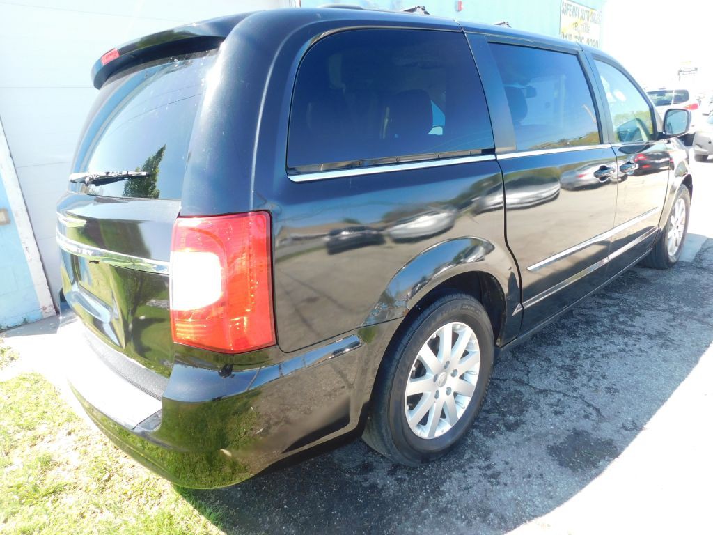 2011 Chrysler Town & Country Image 5