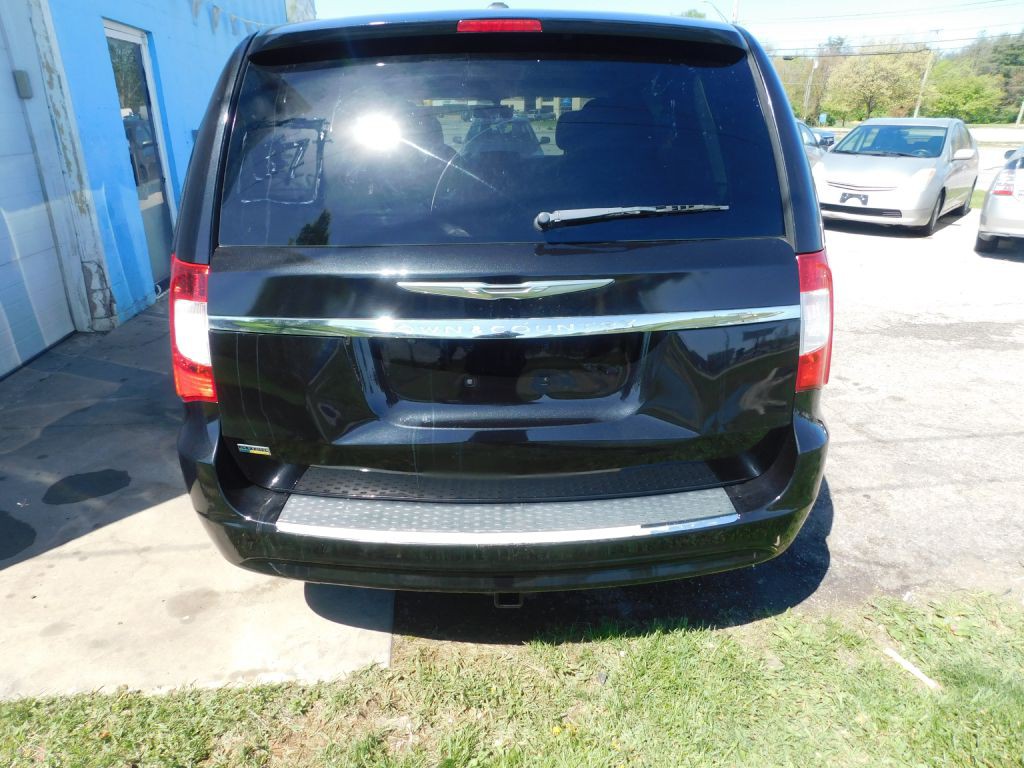 2011 Chrysler Town & Country Image 6