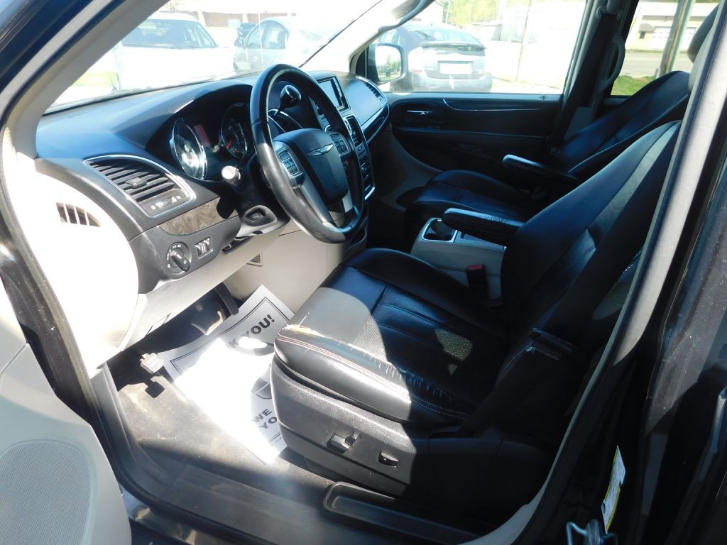 2011 Chrysler Town & Country Image 9