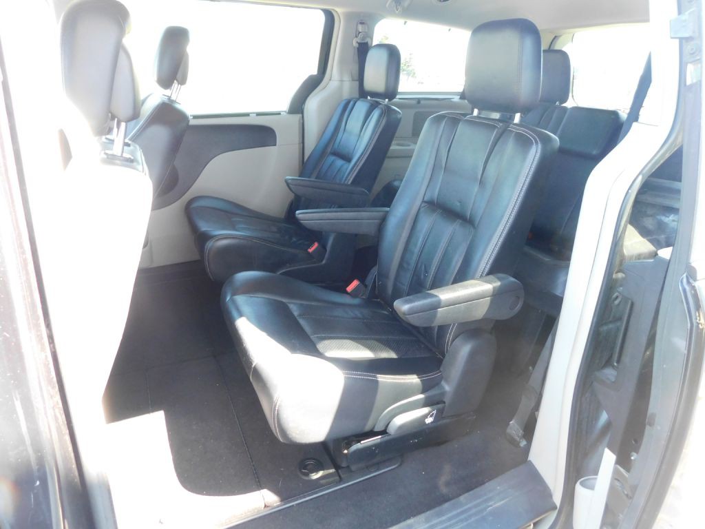 2011 Chrysler Town & Country Image 10