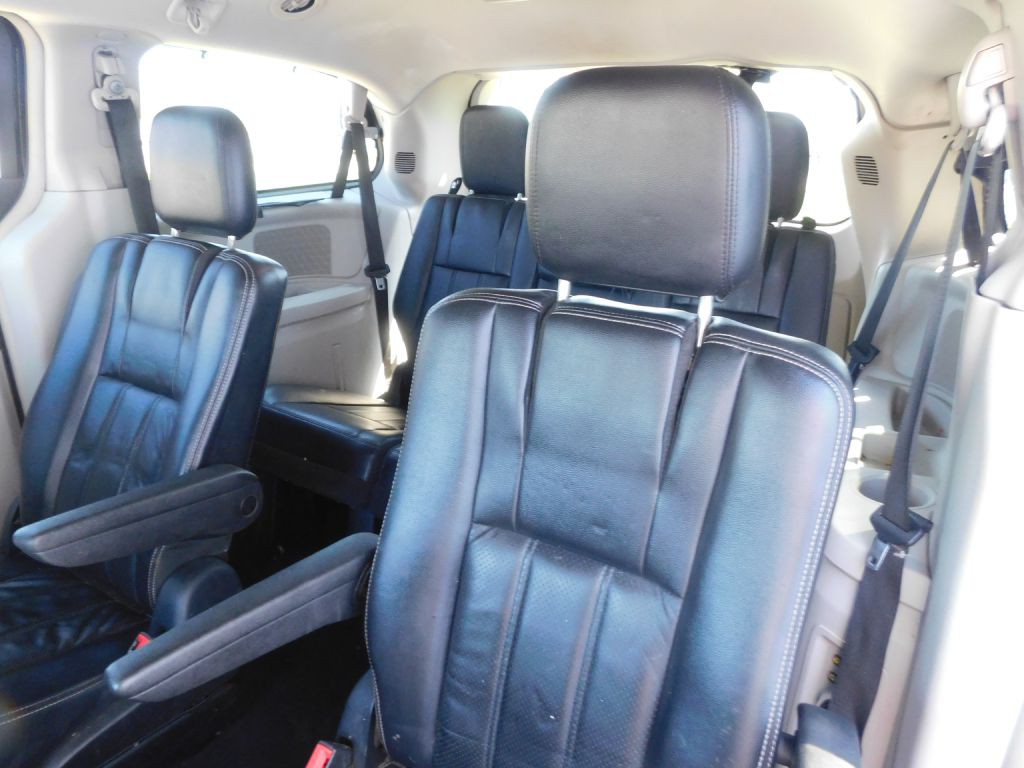 2011 Chrysler Town & Country Image 11