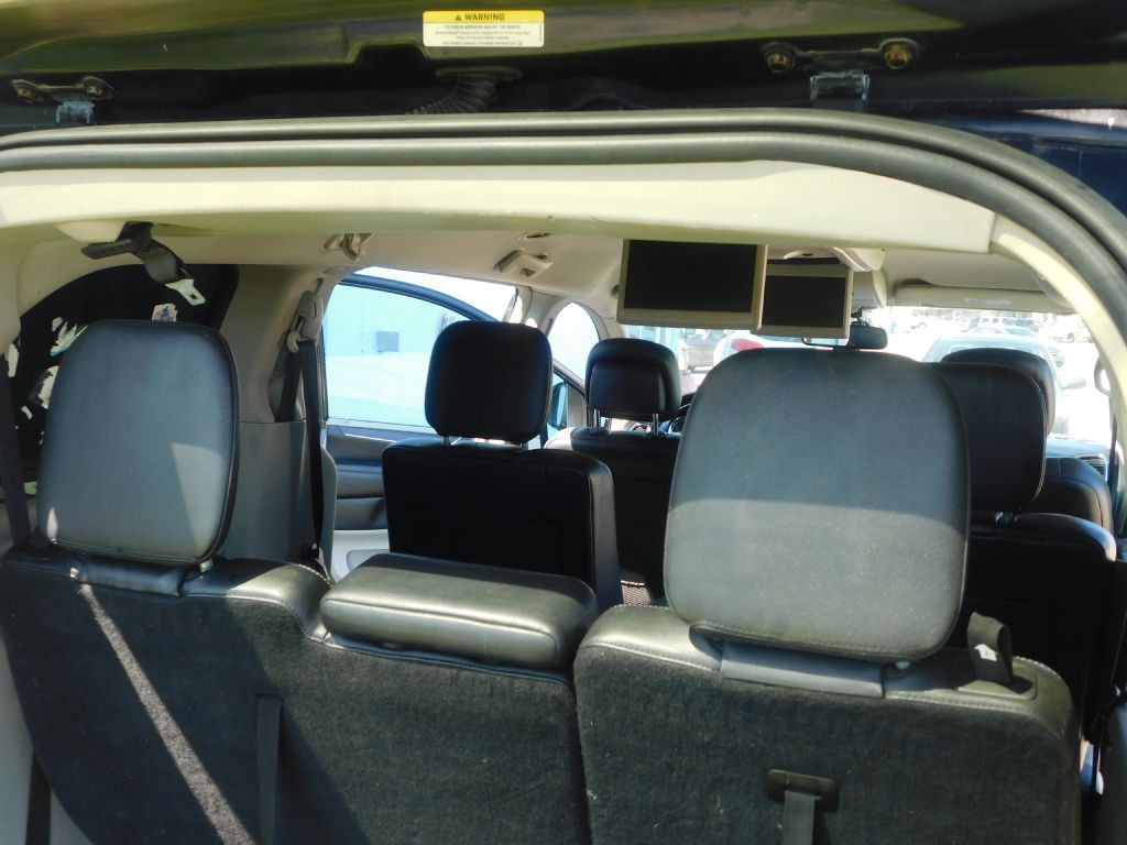 2011 Chrysler Town & Country Image 12