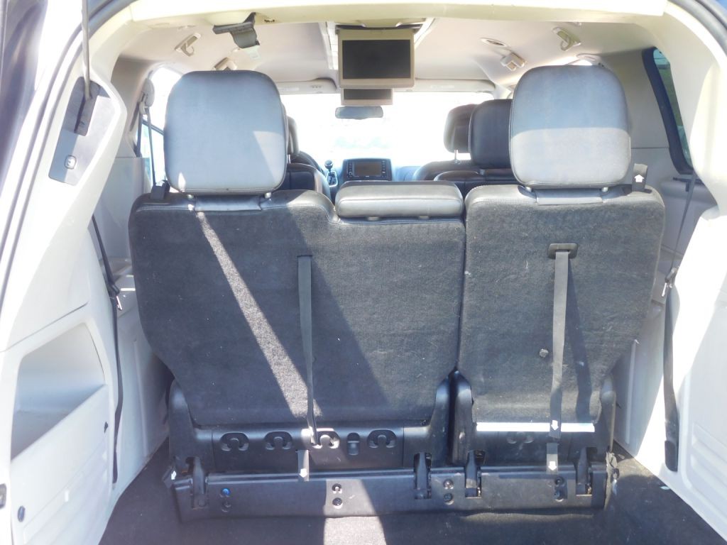 2011 Chrysler Town & Country Image 13