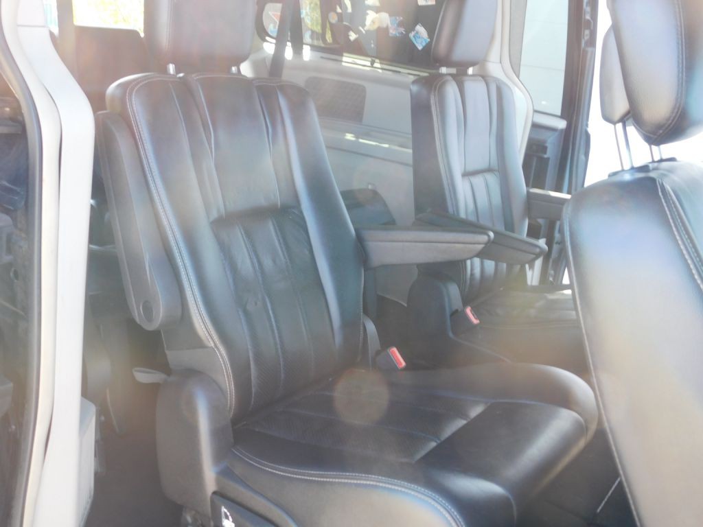 2011 Chrysler Town & Country Image 14