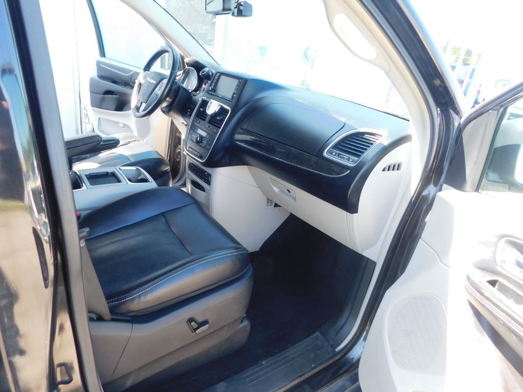 2011 Chrysler Town & Country Image 15