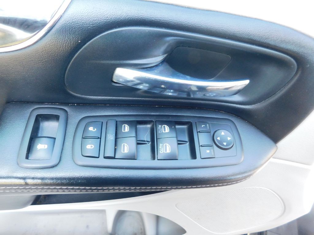 2011 Chrysler Town & Country Image 17