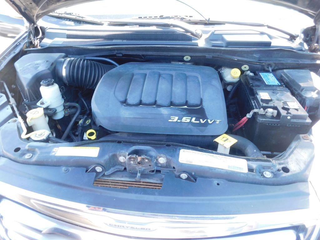 2011 Chrysler Town & Country Image 19