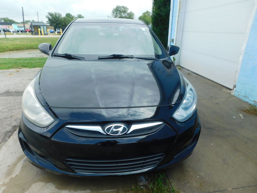 2013 Hyundai Accent Image 2