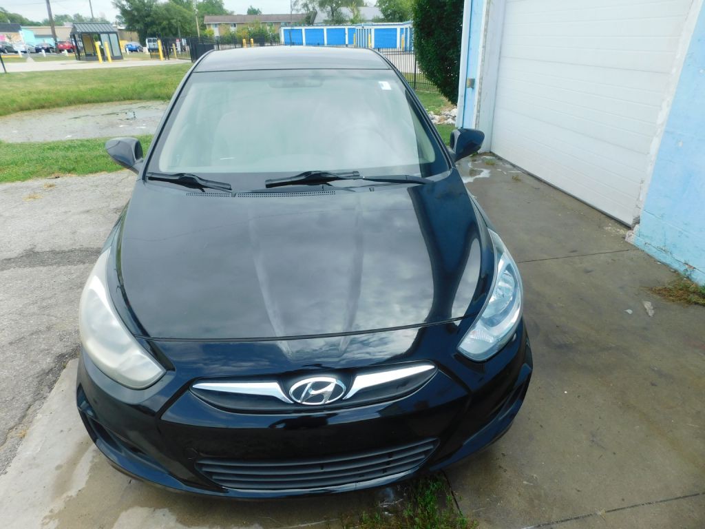 2013 Hyundai Accent Image 3