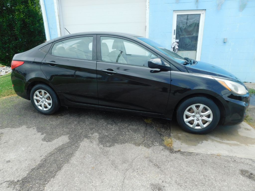 2013 Hyundai Accent Image 4