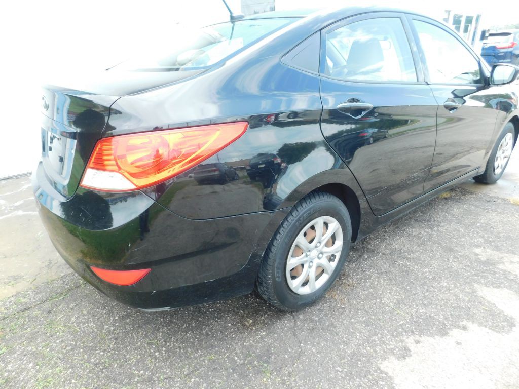 2013 Hyundai Accent Image 5
