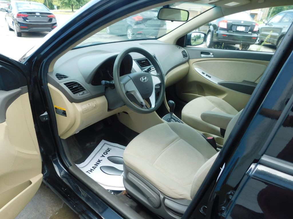 2013 Hyundai Accent Image 9