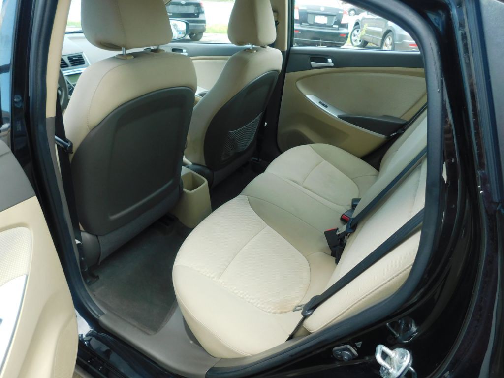 2013 Hyundai Accent Image 10