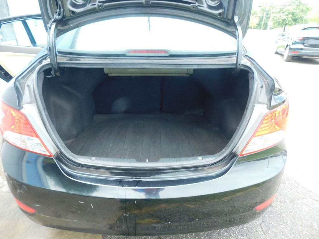 2013 Hyundai Accent Image 11